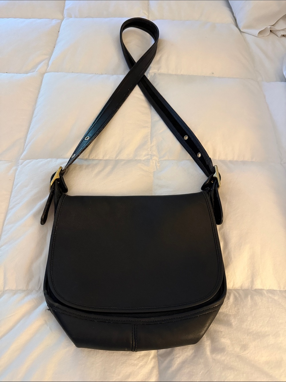 Coach Classic Black Leather Shoulder Bag with hang tag D8G-9951
